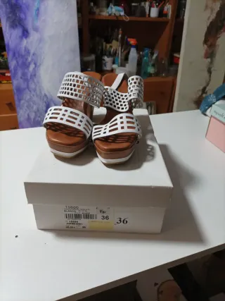 Sandalias de verano blancas y marrones