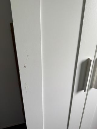 Armario blanco con espejo