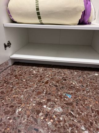 Armario blanco con espejo