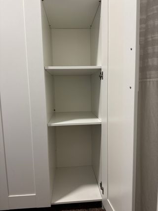 Armario blanco con espejo