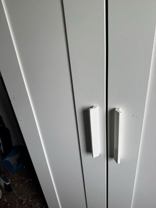 Armario blanco con espejo