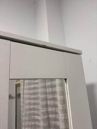 Armario blanco con espejo