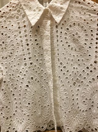 Camisa H&M blanca bordada crop top