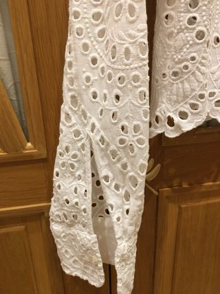 Camisa H&M blanca bordada crop top