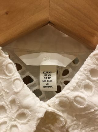 Camisa H&M blanca bordada crop top