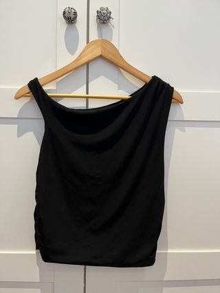 Top asimétrico negro