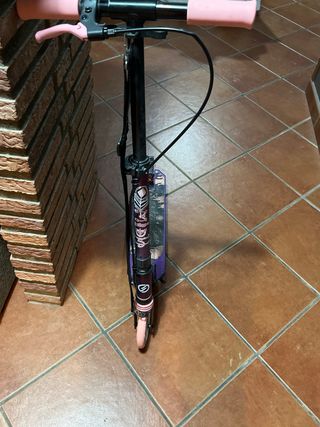 Patinete morado y rosa Tiene muy poco uso