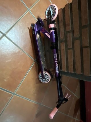 Patinete morado y rosa Tiene muy poco uso