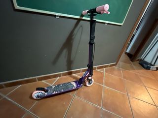 Patinete morado y rosa Tiene muy poco uso