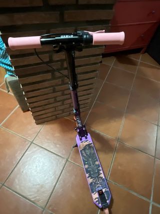 Patinete morado y rosa Tiene muy poco uso