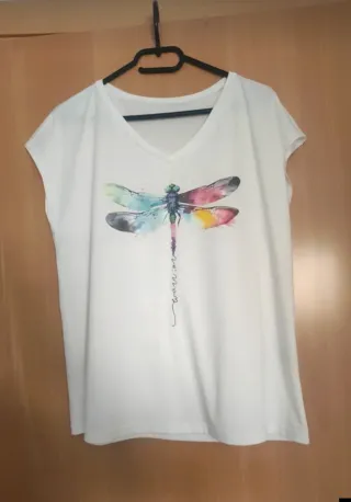 Camiseta blanca con libélula multicolor SOLO ENVIO
