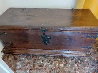 Arca antigua de madera y metal