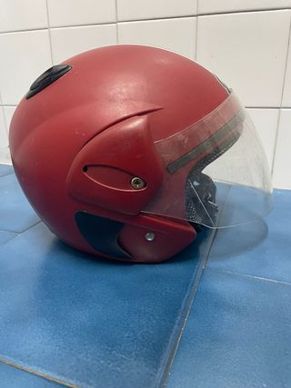 Casco de moto rojo