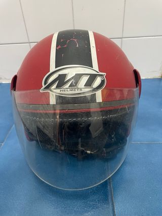 Casco de moto rojo