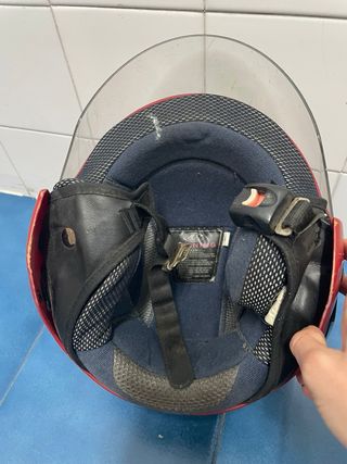 Casco de moto rojo