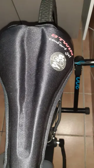 Bicicleta de montaña con casco y rodillo