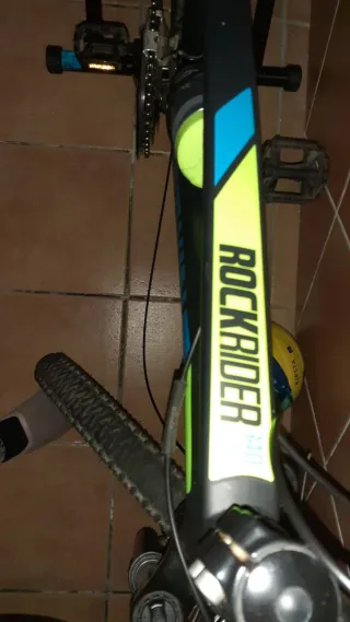 Bicicleta de montaña con casco y rodillo