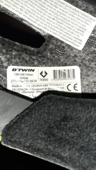 Bicicleta de montaña con casco y rodillo