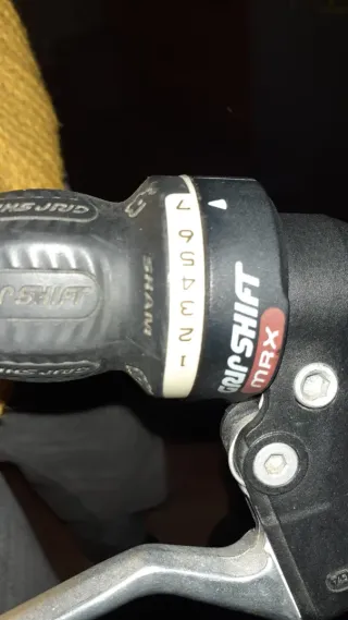 Bicicleta de montaña con casco y rodillo