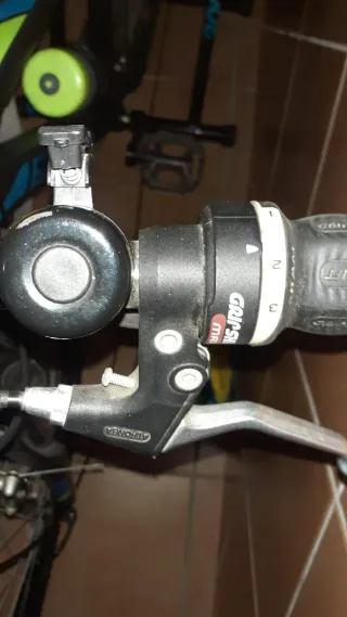 Bicicleta de montaña con casco y rodillo