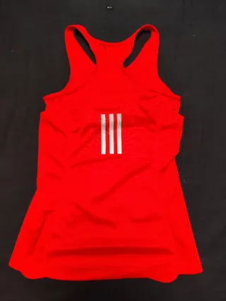 Camiseta deportiva Adidas roja con sujetador