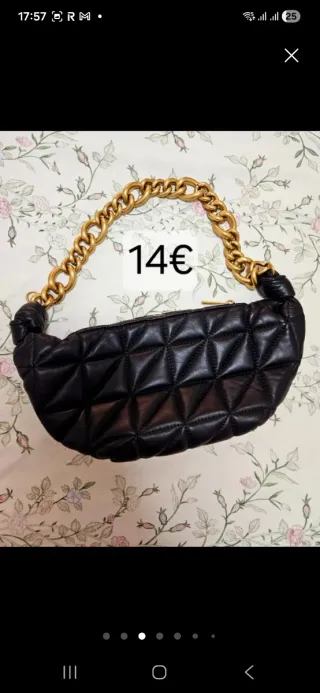 Bolso negro en piel con cadena dorada