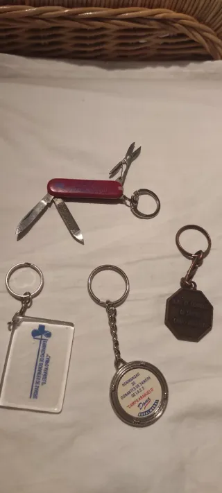 Lote 4 llaveros sobre donantes de sangre diferents