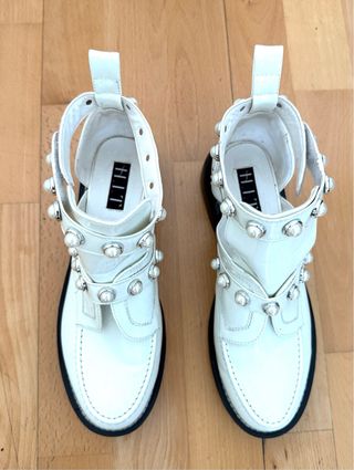Botines H.I.T. blancos con tachuelas