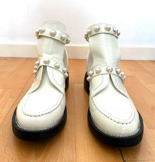 Botines H.I.T. blancos con tachuelas