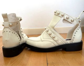 Botines H.I.T. blancos con tachuelas