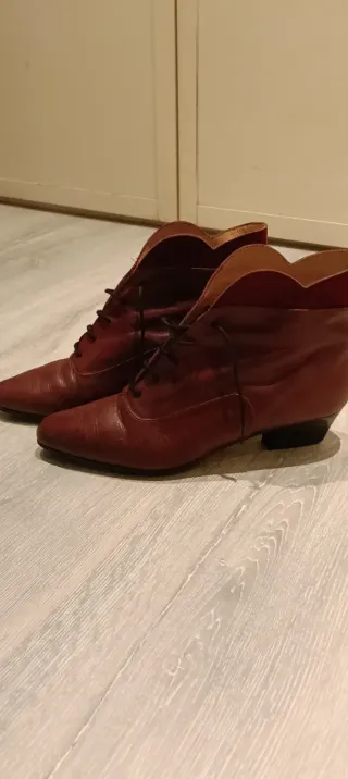 Botines de piel con cordones