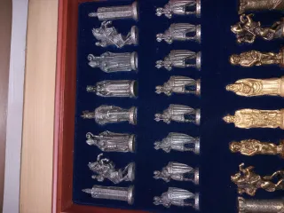 Set di scacchi in metallo con figure in metallo