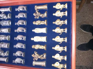 Set di scacchi in metallo con figure in metallo