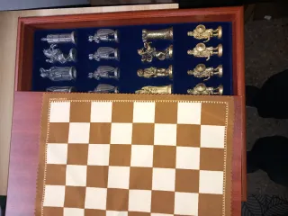 Set di scacchi in metallo con figure in metallo