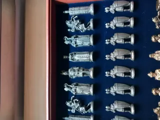 Set di scacchi in metallo con figure in metallo