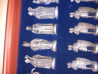 Set di scacchi in metallo con figure in metallo