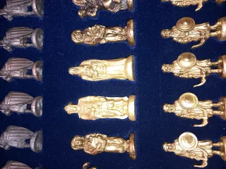 Set di scacchi in metallo con figure in metallo