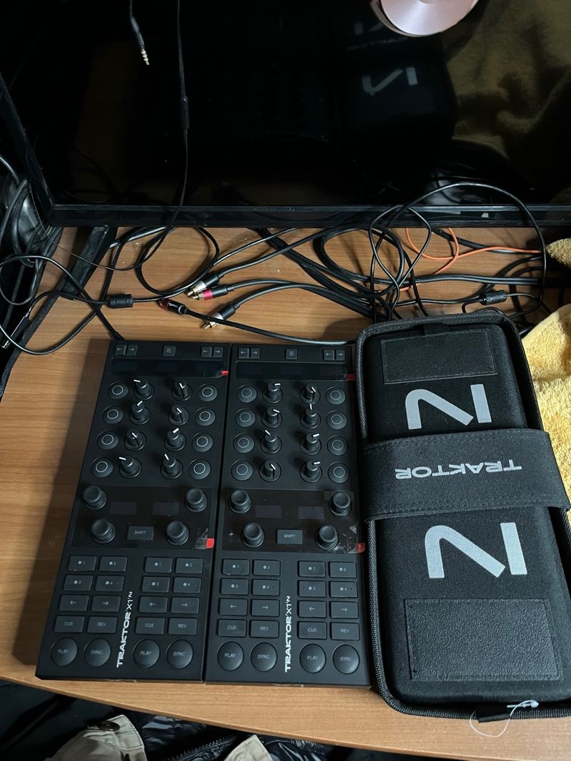 Pareja Controladores DJ Traktor X1 MK3