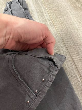 Pantalón gris con tachuelas
