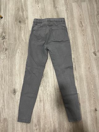 Pantalón gris con tachuelas