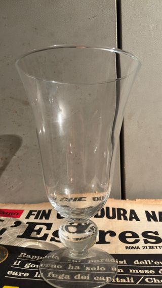 Vaso di vetro trasparente