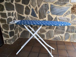 Tabla de planchar azul con estampado floral