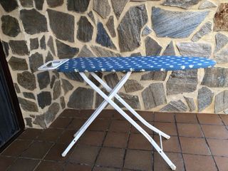 Tabla de planchar azul con estampado floral