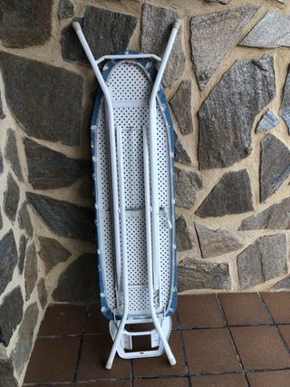 Tabla de planchar azul con estampado floral