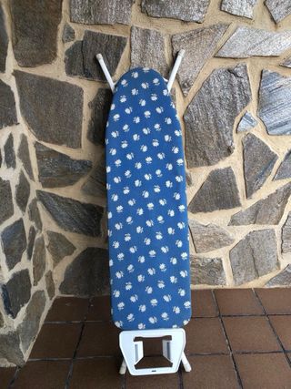 Tabla de planchar azul con estampado floral