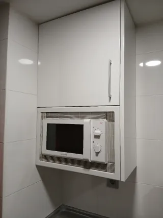 Mueble de cocina blanco-con hueco para microondas