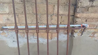 Reja antigua de hierro forjado para ventana