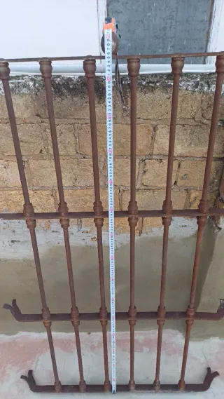 Reja antigua de hierro forjado para ventana
