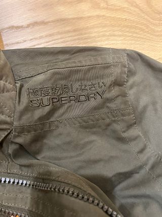 Cazadora Superdry verde con capucha