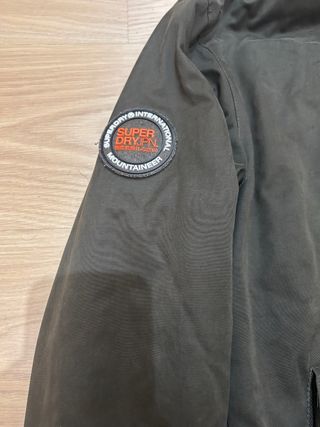 Cazadora Superdry verde con capucha